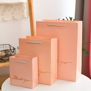 Bolsas de compras de boutique negras de lujo personalizadas Impresión de papel de aluminio con su propio logotipo para tienda de ropa al por menor y artesanía de regalo de velas - Product Image 4