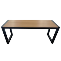 Tables d'événements pour restaurants modernes avec dimensions personnalisées, structure en métal et plateau en teck pour usage commercial extérieur
