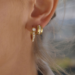 Pendientes Huggie de Acero Inoxidable 18K con Circonita Blanca Engastada en Garra, Pendientes de Cristal para Uso Diario - Product Image 3