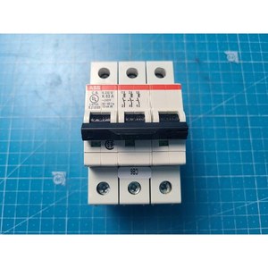 Disjoncteur miniature 3 pôles S200 Series S203U K63A, pièces d'équipement semi-conducteur d'occasion - Product Image 4