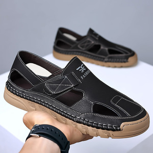 รองเท้าแตะลำลองแบบสวมสำหรับผู้ชาย พื้นนุ่ม ระบายอากาศได้ดี แบบเจาะรู ติดแถบเวลโคร พื้นรองเท้า EVA ส้นเตี้ย - Product Image 4