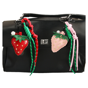 Charme de sac de fruits en <span class=keywords><strong>cuir</strong></span> Faux Pearl & PU-<span class=keywords><strong>Porte</strong></span>-clés coeur fraise personnalisé avec fermeture à glissière, breloque corde au Crochet fait main en gros - Product Image 1