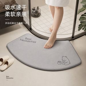 Tapis de bain en polyester en forme d'éventail, motif ours gris, doux, absorbant et antidérapant pour la salle de bain - Product Image 1