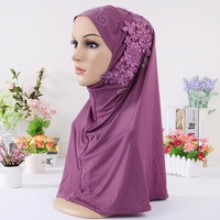 Nouvelle Conception Très Vendue Hijab Musulman Une Pièce pour Femme avec Dentelle Fleurs Écharpe Musulmane Islamique Turquie Hijab Écharpe