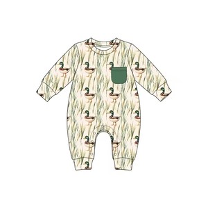 Combinaison pour bébé à manches longues avec imprimé canard, poches et patchwork sur le thème de la chasse - Product Image 4