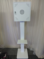 Machine de photomaton portable personnalisée de 15,6 pouces avec impression en libre-service en métal et verre trempé pour fêtes et salons professionnels