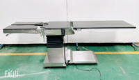 Table d'opération complète électrique avec panneau en fibre de carbone et bras en C pour radiologie et chirurgie de la colonne vertébrale