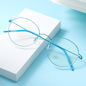Monturas de Gafas Minimalistas Rectangulares con Patrón Geométrico de Acero Inoxidable Premium, Fotocromáticas y con Protección Anti-Luz Azul - Product Image 1