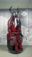 Ensemble complet d'armure de samouraï rouge brillant avec casque Kabuto à grandes cornes, masque Oni Menpo, barbe blanche, collection adulte, émail dur en fer pour exposition
