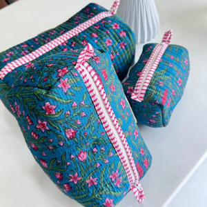 Ensemble de 3 trousses de toilette matelassées 100 % coton, imprimées à la main avec des motifs de œillets bleus, fermeture éclair, doublure intérieure en plastique, poches - Product Image 1