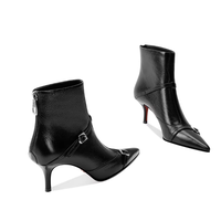 Sepatu bot wanita dengan ujung runcing, hak tipis, penutup ritsleting, dan hiasan gesper