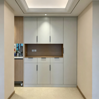 Meuble de rangement à chaussures gris clair mat en MDF pour entrée avec niche en bois et étagère ouverte, poignée noire, armoire de rangement à chaussures moderne pour entrée