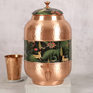 Dispensador de agua de cobre martillado con diseño de calcomanía de jungla oscura y ciervo, una olla tradicional de gran capacidad - Product Image 1
