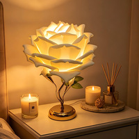 Lampe de table en forme de rose, style crémeux, pétales blancs et roses, lampe de chevet douillette, lumière d'ambiance romantique pour chambre à coucher, bouton pour suite nuptiale