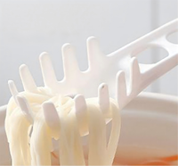 Produsen desain baru peralatan memasak bahan PP Pasta Server garpu silikon sendok spageti dengan pegangan plastik alat berlubang