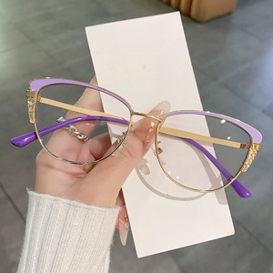 Gafas de Moda IStapromo con Protección Anti-Luz Azul y Lentes que Cambian de Color, Montura con Incrustaciones de Diamantes, Estilo Moderno y Personalizado - Product Image 1