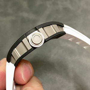 Reloj de lujo para hombre con una esfera transparente y esqueletizada, que muestra una artesanía exquisita. - Product Image 6