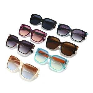 Lunettes de soleil carrées surdimensionnées rétro colorées pour hommes et femmes avec logo personnalisé, protection UV400, collection 2025 - Product Image 6