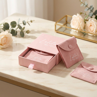 Boîte d'emballage pour bijoux rose, boîte cadeau en carton rigide avec pochette en fourrure, bouton métallique pour bagues, colliers, bracelets