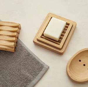 Porte-savon en bambou naturel avec logo personnalisé, accessoire de salle de bain élégant et durable, fabriqué à la main par Lathered Artisan, garde le savon au sec et propre - Product Image 2