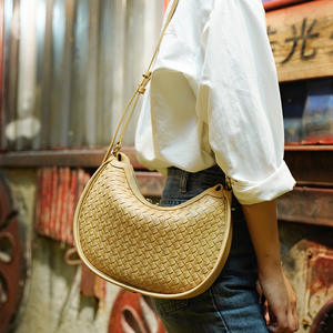 <span class=keywords><strong>Borse</strong></span> a tracolla con mezzaluna in vera pelle, - Product Image 3