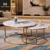 Ensemble de table basse avec base en métal or rose et plateau en marbre naturel rond