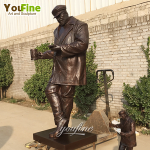 YOUFINE, tamaño real o gran fundición, arte, bar al aire libre, decoración al aire libre, estatua de hombre de pie de bronce con una taza de cerveza a la venta - Product Image 6