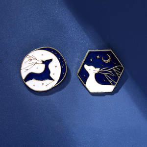 Insignia de Aleación de Zinc Personalizada con Diseño de Flores de Arte Folclórico Chino, Regalo Personalizable para Parejas, Decoración para Mochilas - Product Image 5