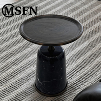Table console industrielle moderne avec accents en cuivre poli et marbre, base en forme de gobelet, mobilier de luxe élégant pour salon