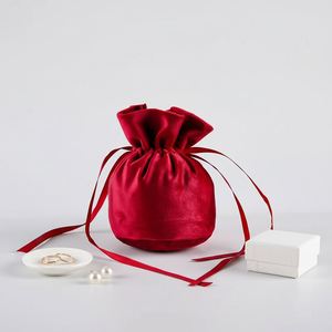 Sacs cadeaux en velours rouge et noir recyclables avec logo personnalisé, cordon de serrage, pochettes élégantes pour bijoux, pour le rangement des accessoires - Product Image 4