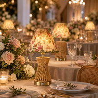 Lampe de table sans fil rechargeable simple pour décoration de mariage, avec corps en corde sablier et abat-jour en tissu floral, idéale pour événements, boutiques et hôtels
