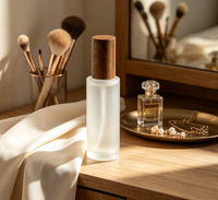 Bouteille en verre givré vide avec couvercle extérieur blanc, disponible en stock maintenant, pour kit de soins de la peau, emballage cosmétique, logo imprimable, plat