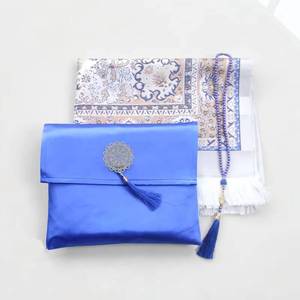Exquisito tapete de oración musulmán con un novedoso diseño floral, satinado, antideslizante, con tasbih de 33 cuentas y una pequeña bolsa. - Product Image 1