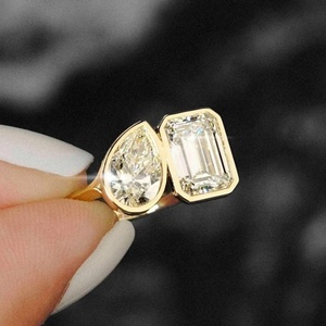 แหวนหมั้นเพชรโมอิสซาไนต์ทรงเอเมอรัลด์คัทและทรงลูกแพร์ ตัวเรือนเงินแท้ 925 ชุบทอง ประดับขอบเพชรแบบ Bezel Setting - Product Image 3