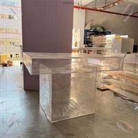 Beliebte quadratische klare Hochzeits torte Tisch mit Acryl basis Kuchen tische für Event Ding Stühle