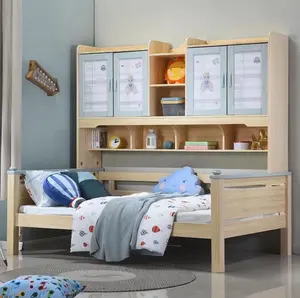 Компактная деревянная двухъярусная кровать с книжной полкой и набором шкафа