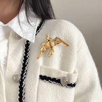 Broches en acier inoxydable doré et argenté pour femmes, épingles de revers de luxe en forme de cœur irrégulier, d'hirondelle et de conque, accessoires de décoration vestimentaire, vente en gros
