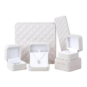 Caja de Joyería con Diseño de Líneas a Cuadros Blancos, Caja de Joyería de Cuero Suave, Venta al por Mayor de Cajas de Joyería de Alta Calidad - Product Image 4