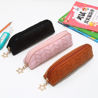 Étui à crayons cylindrique en cuir PU gaufré 3D motif losange géométrique avec fermeture éclair et breloque étoile dorée creuse, couleur macaron, portable