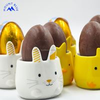 Huevos de Chocolate de Pascua en Papel Dorado Empacados en Soportes en Forma de Barra con Diseños Festivos de Dulces, Deliciosos Bocadillos de Chocolate