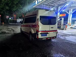 D'occasion Ford White Ambulance Quatre Roues - Product Image 2