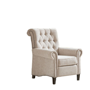 Elegante Sillón Beige con Respaldo de Orejas, Brazos Enrollados, Detalles de Tachuelas, Asiento Acolchado y Patas de Madera Oscura para Decoración del Hogar - Product Image 1