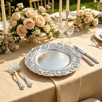 Assiettes de présentation baroques or champagne avec bord festonné orné pour une mise en scène de table de banquet de mariage aux tons pastel doux
