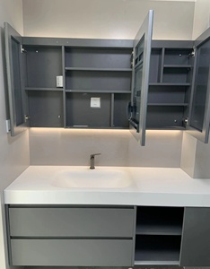 Armoire <span class=keywords><strong>de</strong></span> <span class=keywords><strong>salle</strong></span> <span class=keywords><strong>de</strong></span> <span class=keywords><strong>bain</strong></span> grise avec un comptoir en pierre blanche intégré, un lavabo intégré, un miroir avec armoire intégrée et une bande lumineuse cachée - Product Image 1