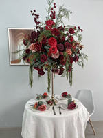 Centerpiece Bunga Pernikahan Mewah dengan Mawar Burgundy dan Bunga Merah untuk Dekorasi Meja Perjamuan Hotel yang Elegan