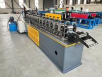 Machine de formage de profilés pour portes à enroulement entièrement automatique, pour la fabrication de profilés de portes à enroulement en métal