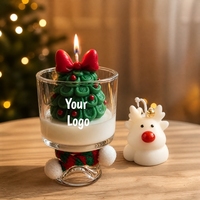 Duftkerzen mit Eigenem Logo in Weihnachtsbaumform mit Roten Beeren, Schleife, Gestricktem Schal und Pompon im Weihnachtskerzen-Glas für Festliche Heimdekoration