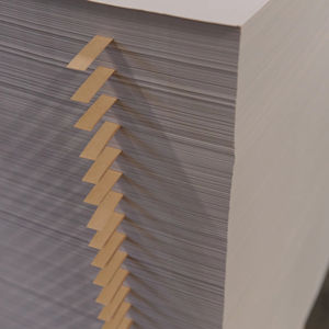 Fabriqué en Italie, papier d'emballage pour logistique, cosmétiques, fleurs et cadeaux, marque Carte Dozio, recyclable, certifié PEFC, papier journal. - Product Image 1