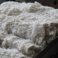 Fibre de rembourrage ignifuge en PSF conjugué solide 15D 64mm siliconée à haute densité pour literie ignifuge