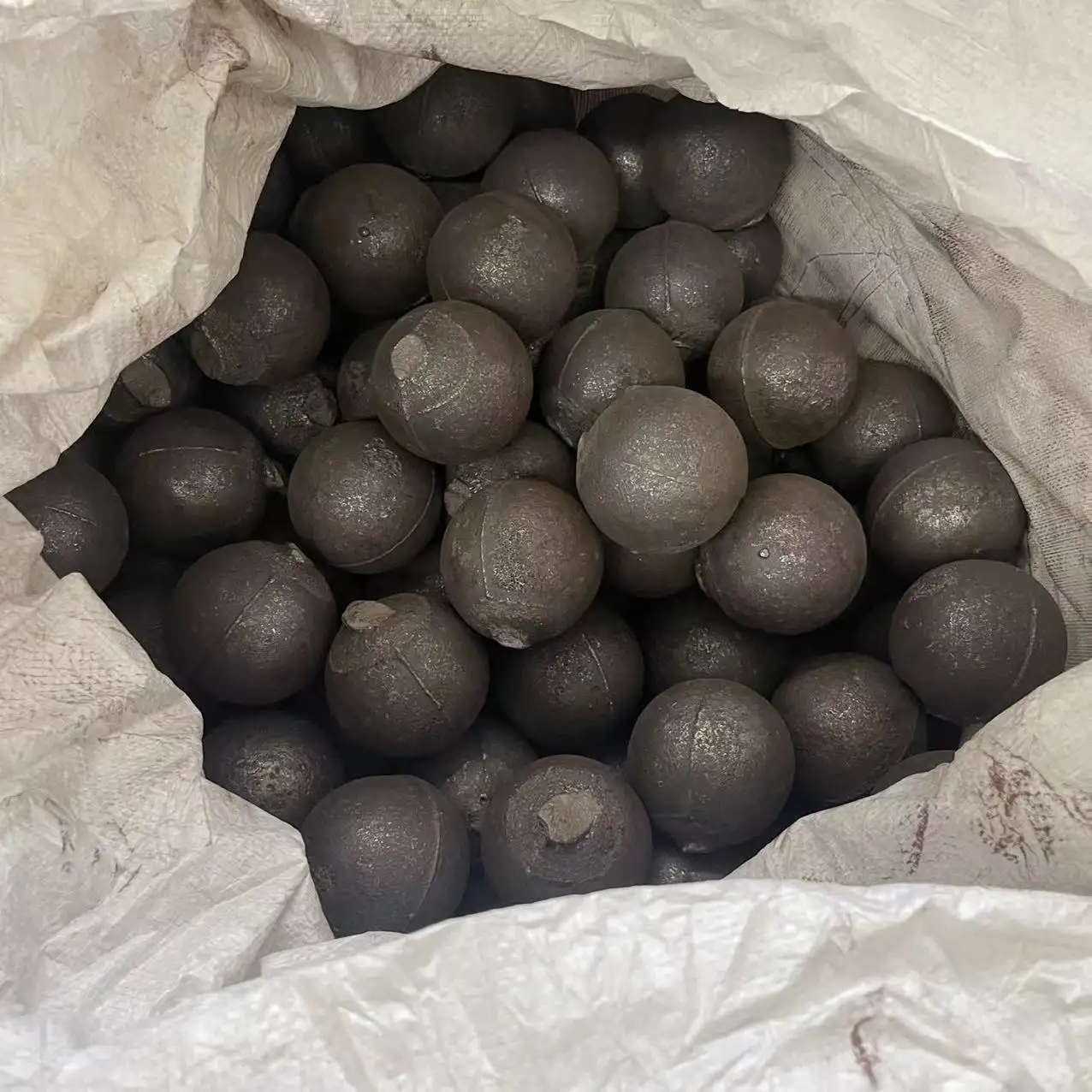 Boules de meulage de roche de pierre de minerai minier, billes d'acier forgées, boules moulées pour le broyeur à boulets de meulage minéral